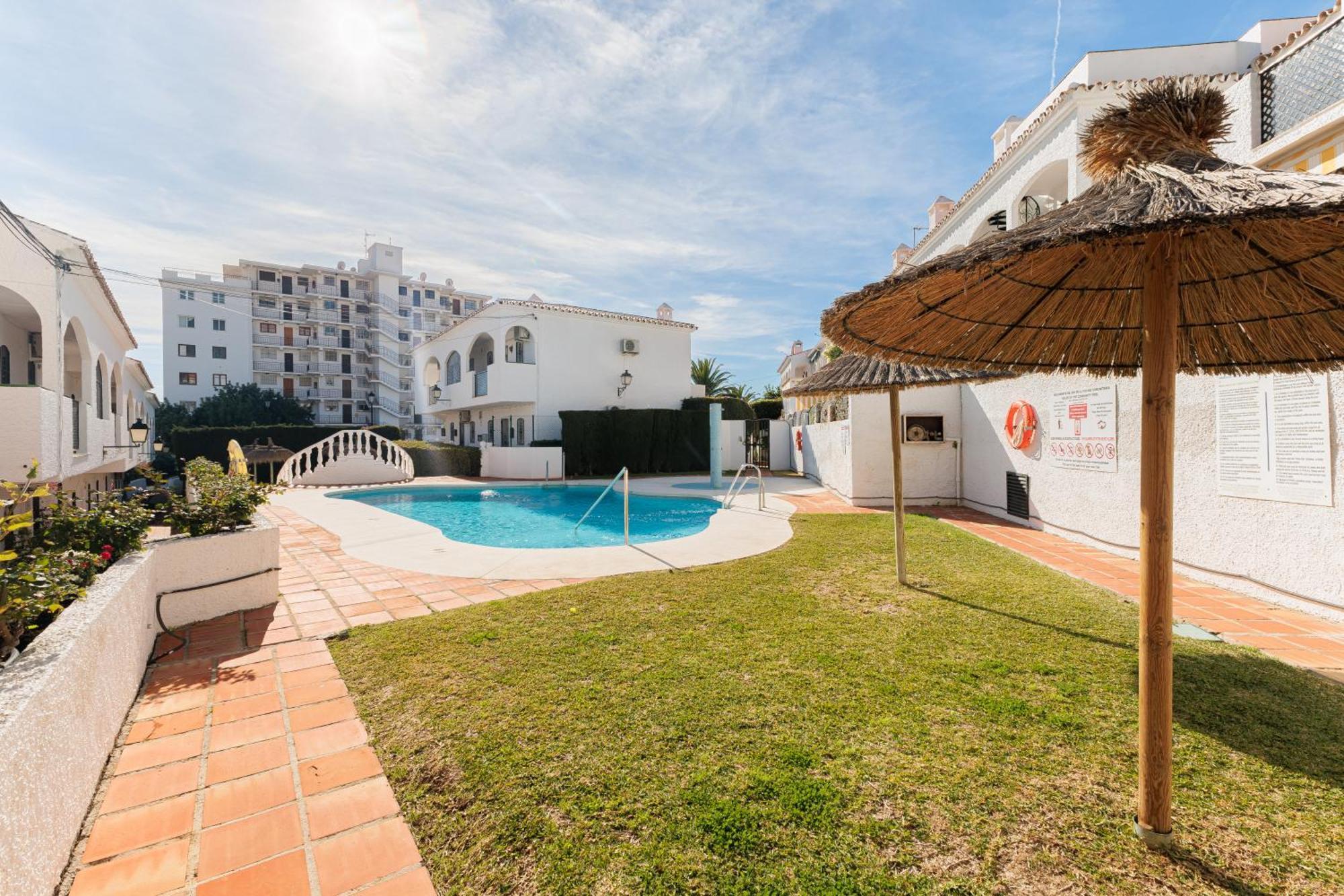 Cosy Apartment In Verano Azul Nerja Exterior photo