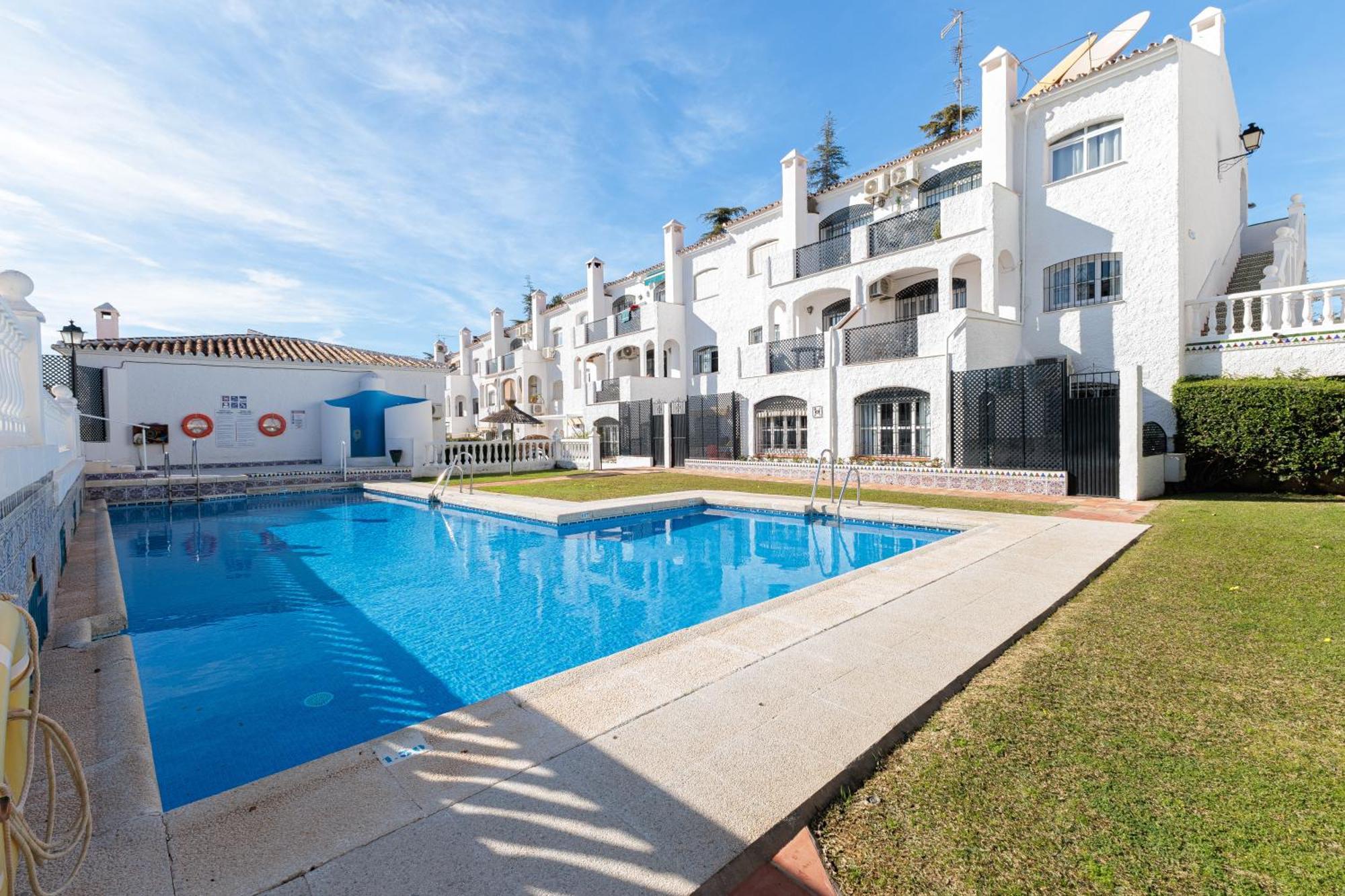 Cosy Apartment In Verano Azul Nerja Exterior photo