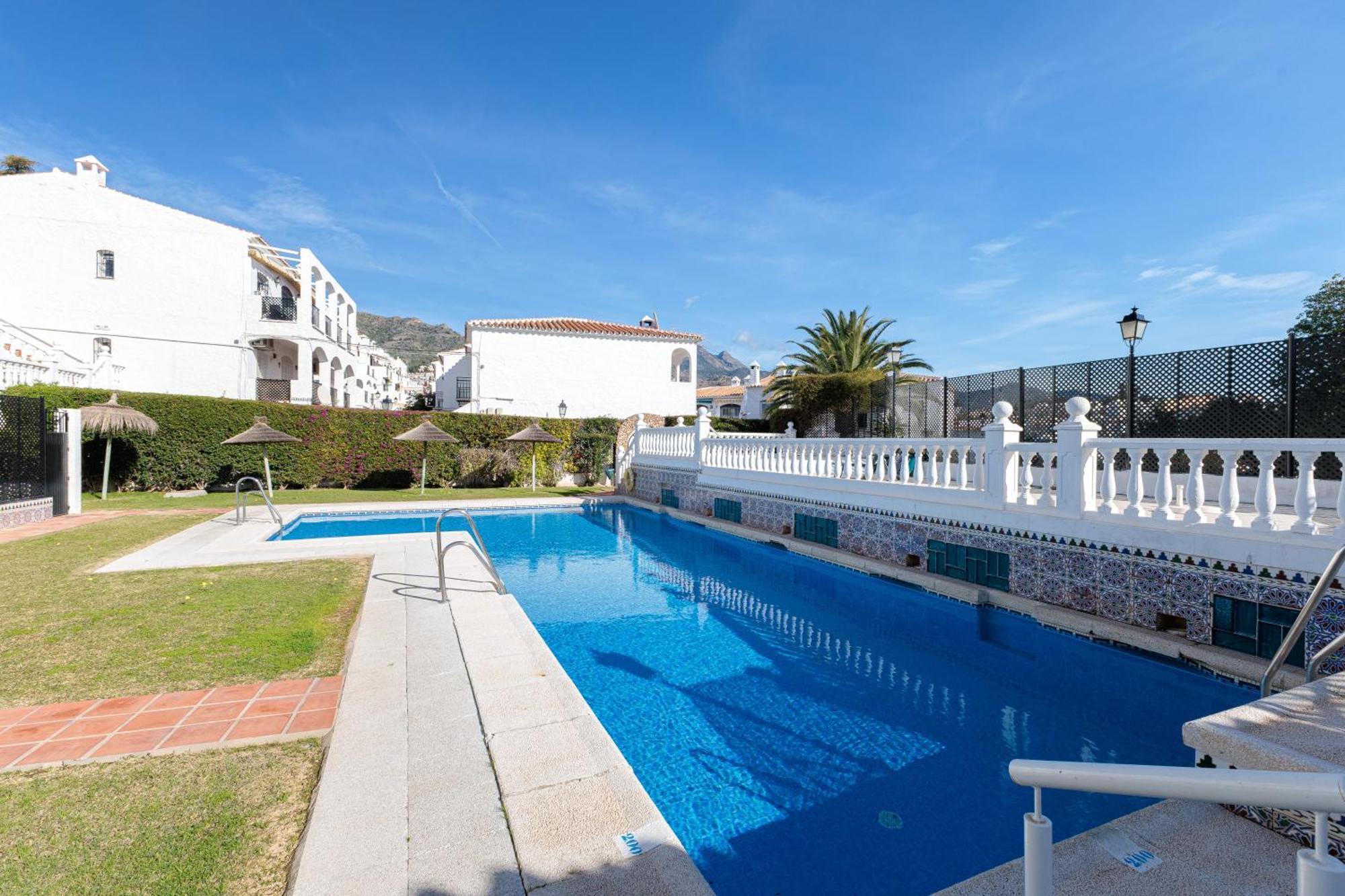 Cosy Apartment In Verano Azul Nerja Exterior photo