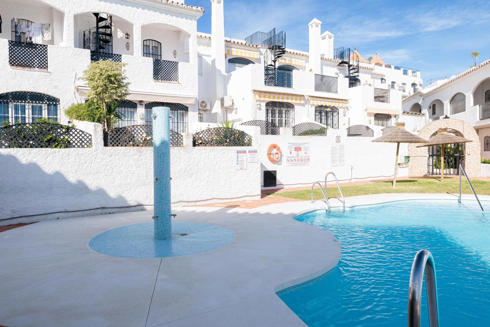 Cosy Apartment In Verano Azul Nerja Exterior photo