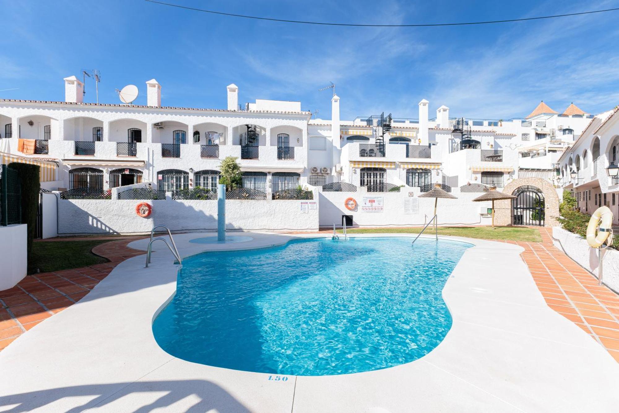 Cosy Apartment In Verano Azul Nerja Exterior photo